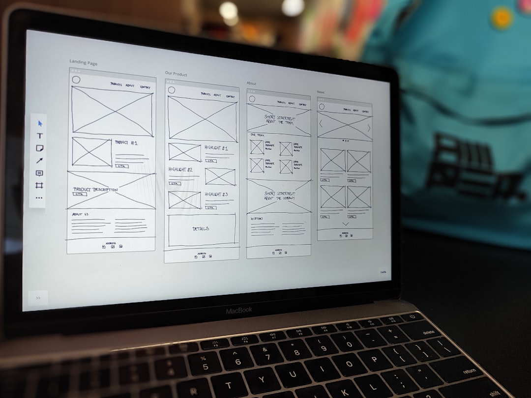 Une maquette de site web affichée sur l’écran d’un MacBook posé sur un bureau de bureau.